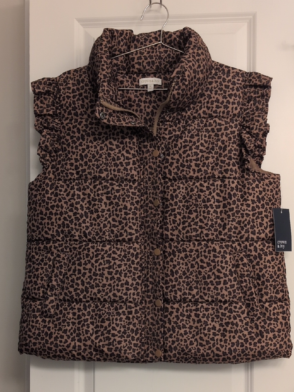 NWT Leopard print Puffer vest with pockets. Crown & Ivy. Medium. Ruffle Sleeves